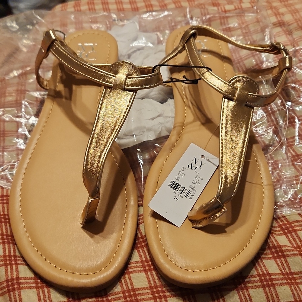 NWT! New York & Co. Gorgeous Rose Gold Strappy Thong Sandals